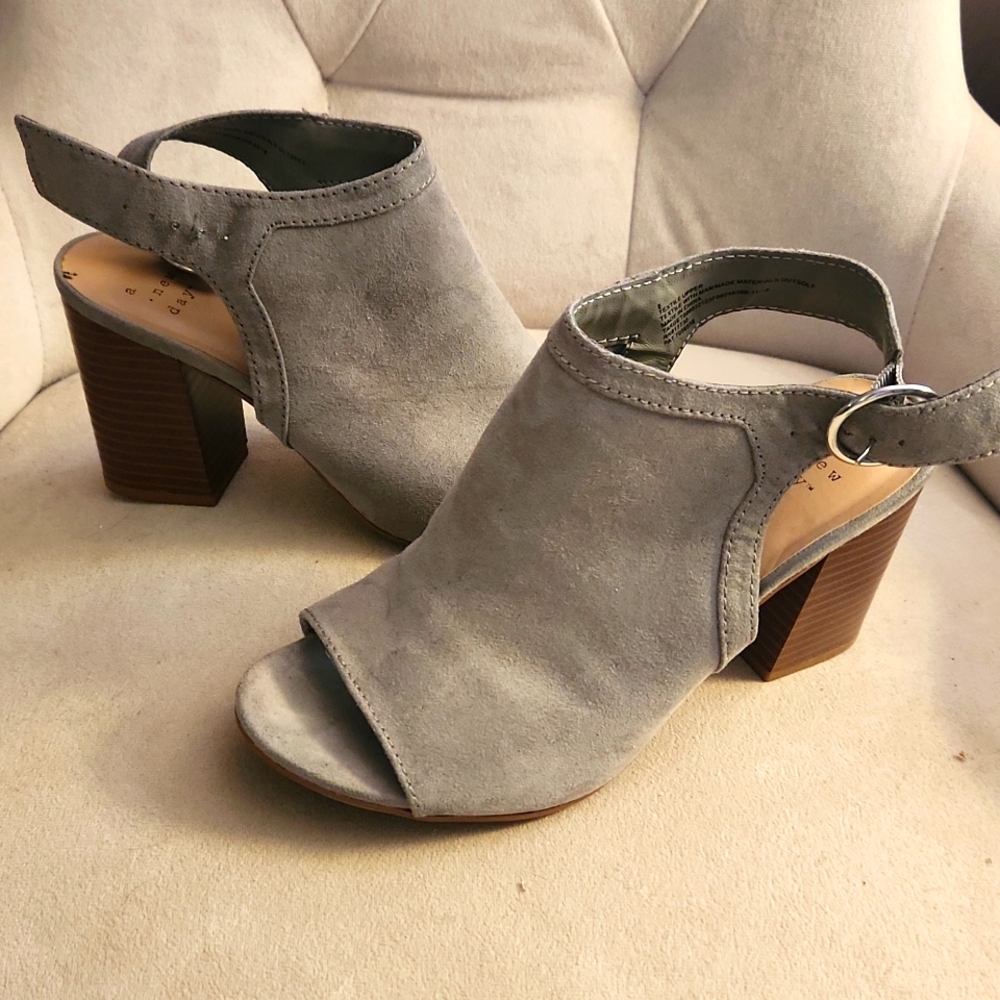 3/$20  A New Day Sandal SIZE 6